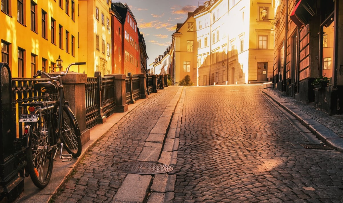 solceller stockholm gränd i innerstad med sol som skiner